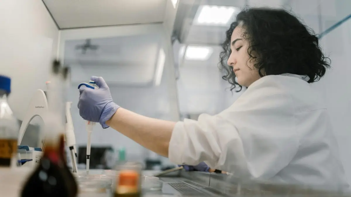 Female scientest handling a sample in a laboratory. 